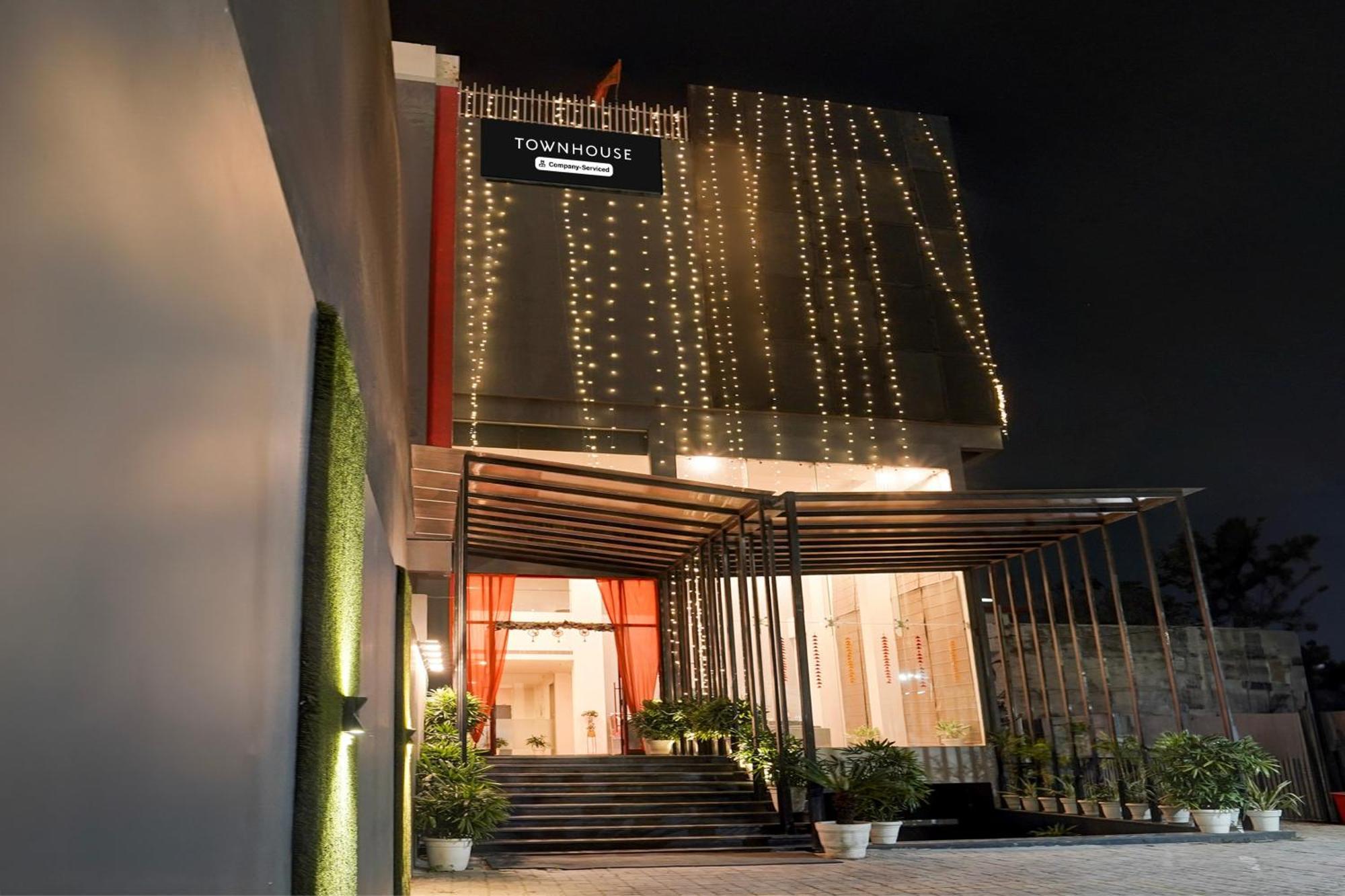 Super Townhouse Gomti Nagar Matiyari Hotel Chinhat Exterior photo